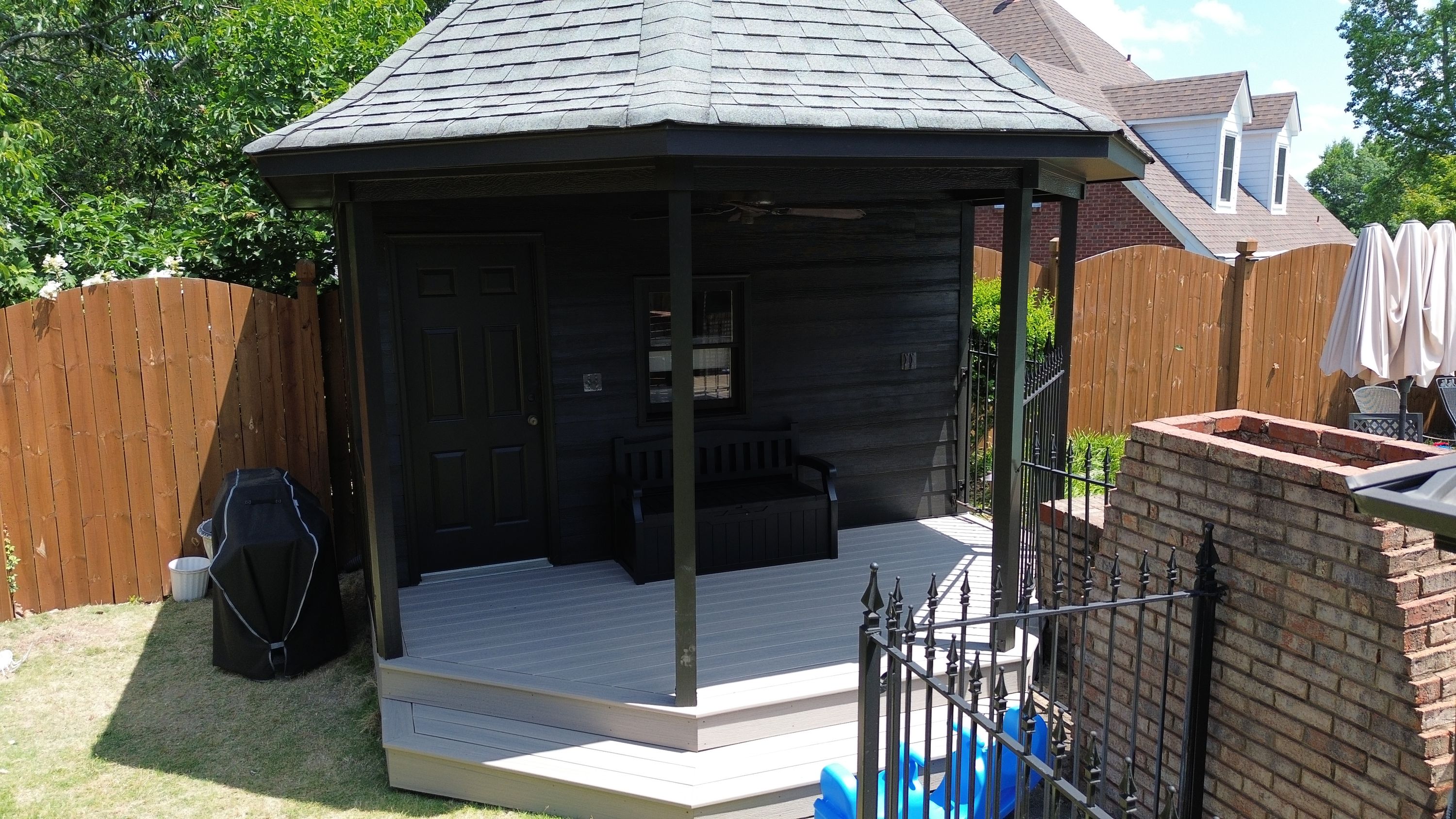 A backyard structure in Carisbrooke, Hoover, featuring a newly installed asphalt shingle roof and siding.
