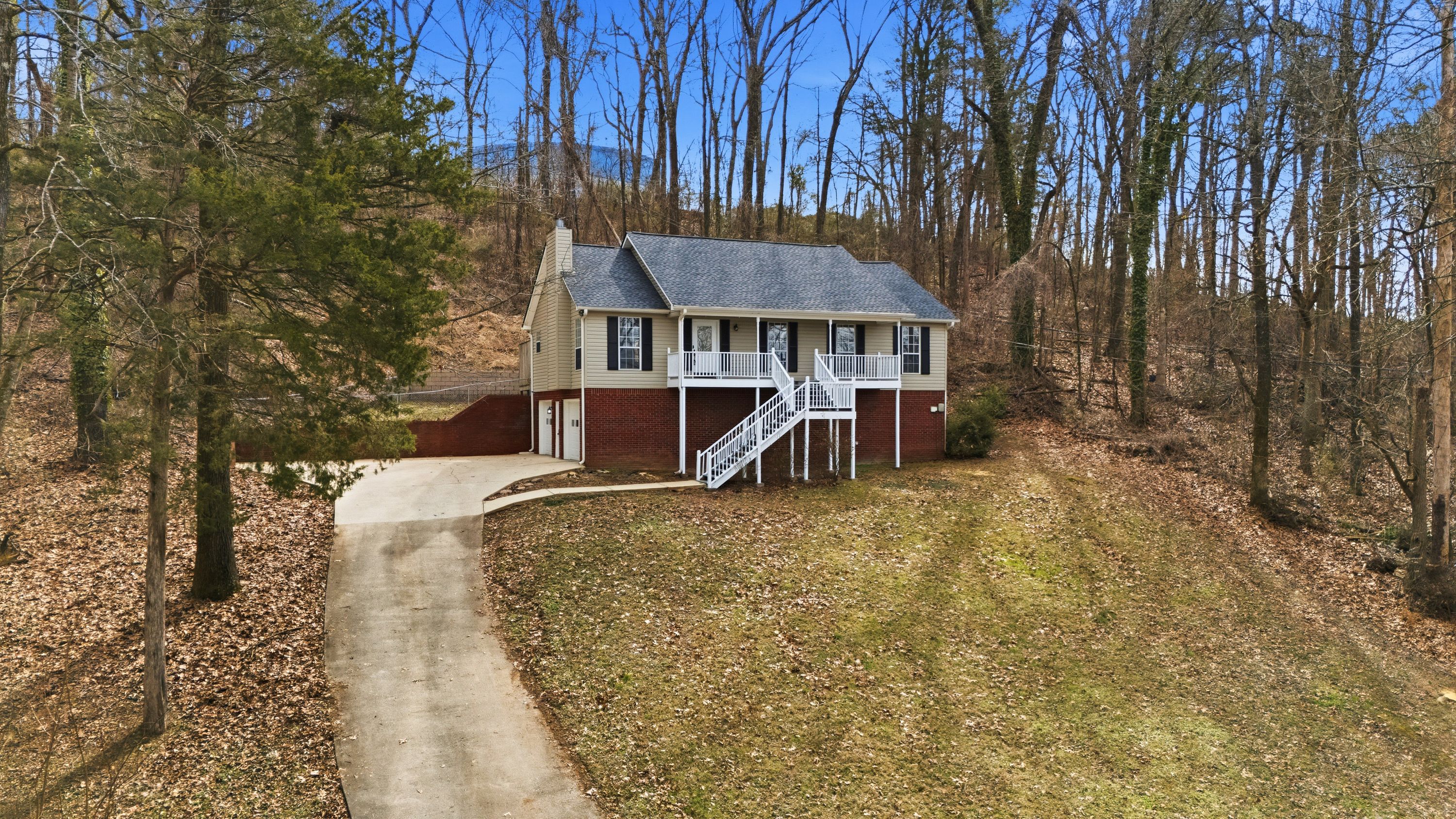 Wide shot of a residential property in Leeds, Alabama, featuring a complete roof replacement and clean exterior finishes.
