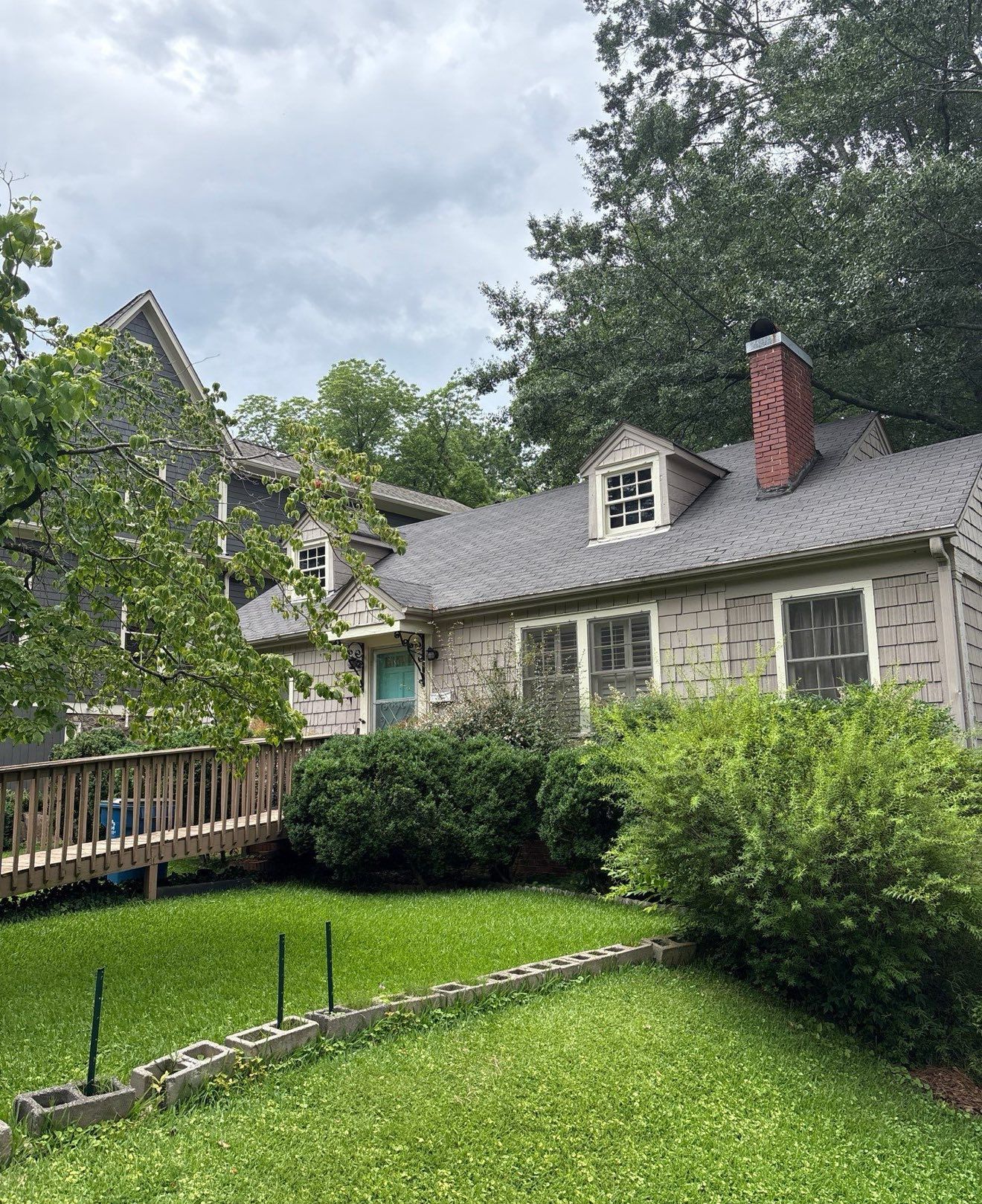 The original exterior of an Edgewood home before Patriot Roofing and Builders began the window replacement project.